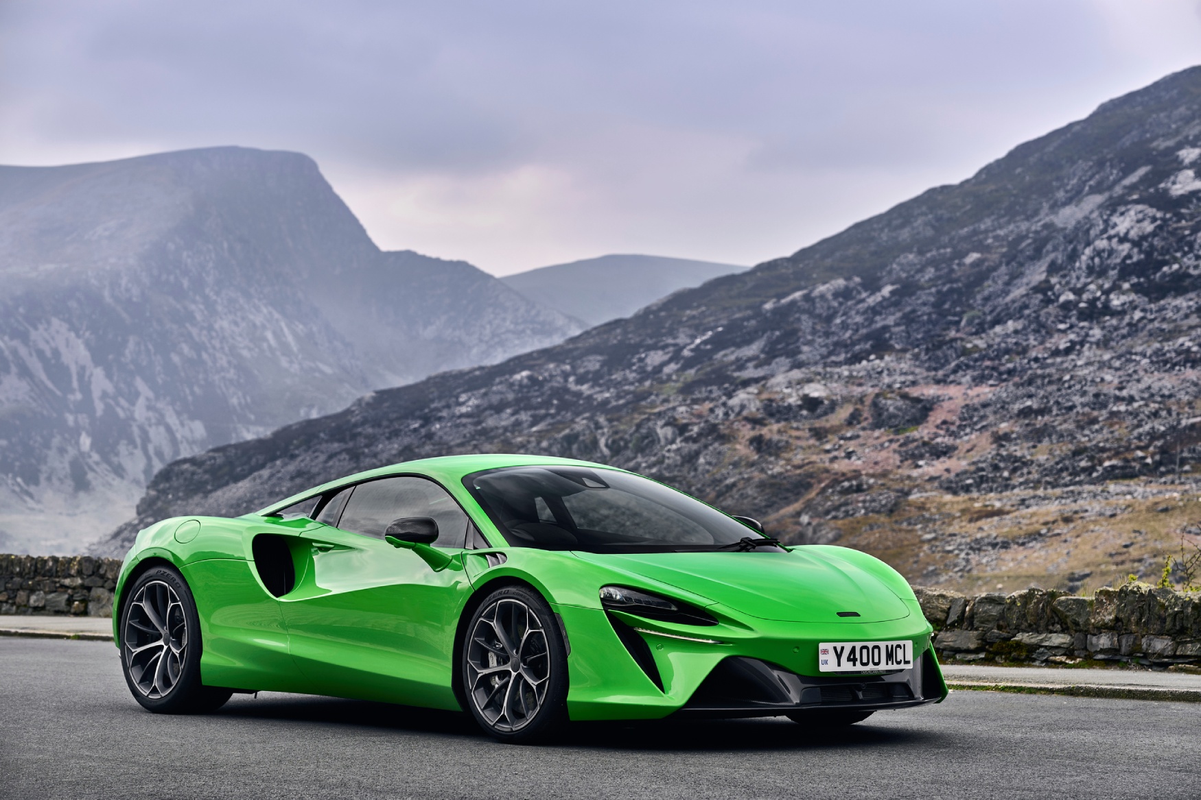 mclaren artura green